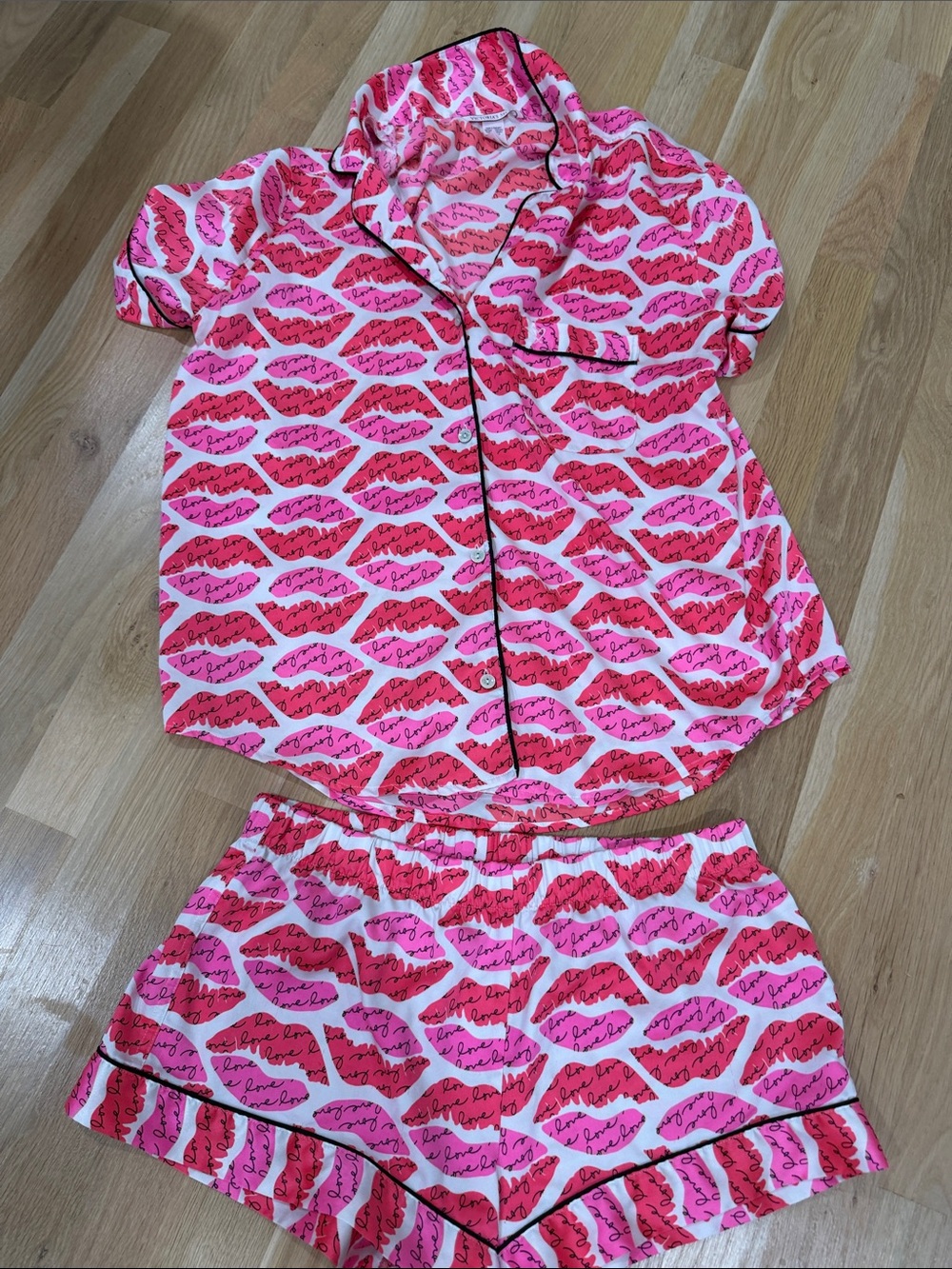 Victoria's Secret Pink & Red Lip-Print Short Pajama Set